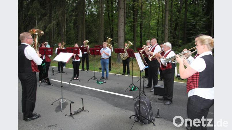 Die Münchenreuther Bauernkapelle unter der Leitung von Peter Fuhrmann (links) begleitete den Köllergrün-Gottesdienst. Bild: kro