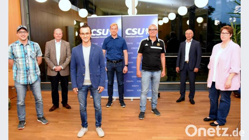 Benedikt Grimm (Dritter von links) bleibt Vorsitzender der CSU Störnstein. Michael Bauer (links) ist neuer Schriftführer, Regina Reinl (rechts) neue Schatzmeisterin. Dr. Wolfgang Weber (hinten, von links), Andreas Müller und Peter Fleischmann fungieren als Stellvertreter. Vize-Landrat Albert Nickl leitete die Neuwahlen. Bild: bgm