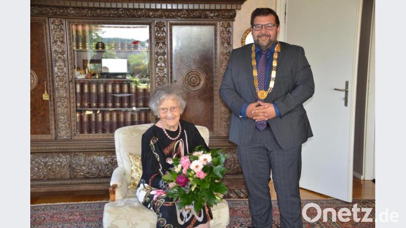 Bürgermeister Thomas Kaufmann überreichte Gabriele Sieber zu ihrem 98. Geburtstag einen Blumenstrauß. Zur Feier des Tages trug er die Amtskette, die die Jubilarin einst an die Kommune gestiftet hat. Bild: ak