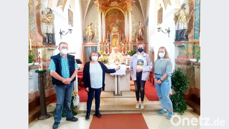 Otto und Monika Selch vom Verein &quot;Sternenkinder&quot;, Pater Friedhelm und die beiden Oberministrantinnen Eva Wifling und Maxima Fischer (von links) bei der Spendenübergabe in der Pfarrkirche Münchenreuth.. Bild: Christine Sommer/Pfarrbüro St. Emmeram/exb