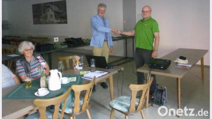 Referent Georg Pilhofer (stehend, von links) und Seniorenbeauftragter Roland Lochner. Bild: njn