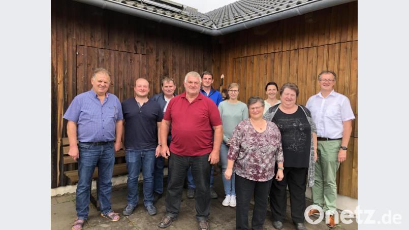 Die neugewählte Vorstandschaft des Johannivereins Weiding mit Sabine Stangl (Vierte von rechts) und Anton Schieder (Vierter von links) an der Spitze, zusammen mit Bürgermeister Franz Grabinger (rechts). Bild: Grabinger, Franz
