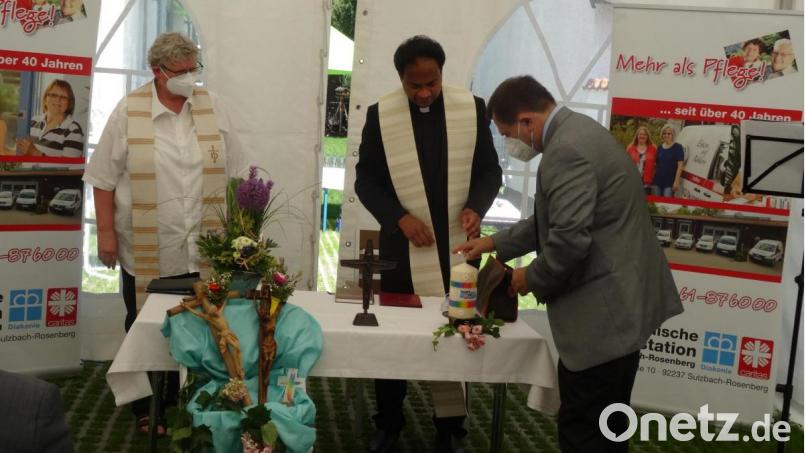 Diakonin Irene Elsner und Pfarrer Saju Thomas segnen gemeinsam die neue Einrichtung der Ökumenischen Sozialstation. Geschäftsführer Günther Koller (rechts) entzündet das Weihelicht. Bild: hka