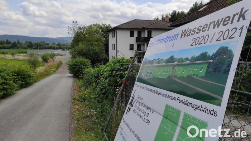 Für &quot;2020/2021&quot; kündigt das Bauschild an der Prinz-Ludwig-Straße das Sportzentrum an. Nach den derzeitigen Komplikationen könnte es länger dauern. Bild: rg