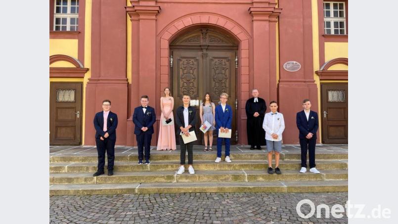 Diese acht jungen Christen hätten ihre Konfirmation eigentlich im Mai feiern wollen, verschoben dies dann aber in der Hoffnung auf leichtere Umstände, die jetzt tatsächlich gegeben waren. Bild: Joachim von Kölichen/exb