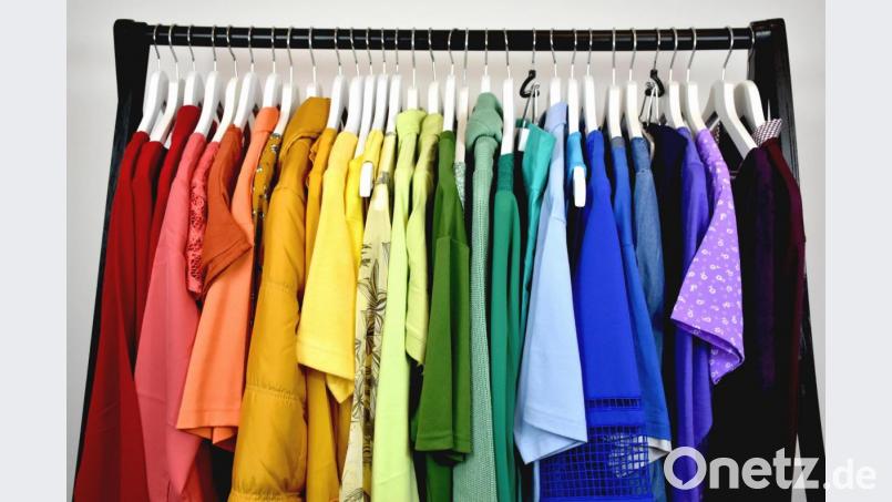Klamotten nach den Farben des Regenbogens sortiert: Die Witt-Gruppe legt Wert auf Diversität. Bild: Witt-Gruppe