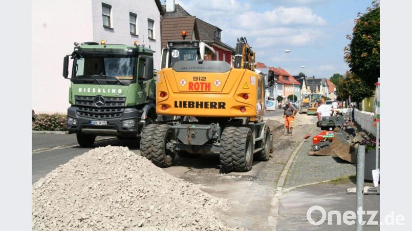 Die Bauarbeiten im Markt fordern enorm: Immer wieder gibt es unvernünftige Autofahrer, die bis in den Baustellenbereich fahren, klagt Bürgermeisterin Margit Bayer. Sie bittet um mehr Rücksicht. Bild: fpoz