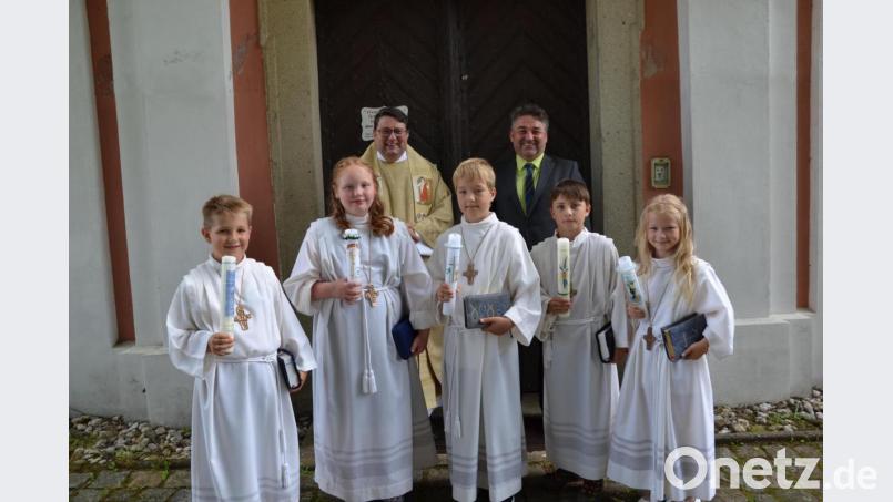 Fünf Kinder gingen erstmals an den Tisch des Herrn. Aus der Hand des Pfarrers Udo Klösel empfingen sie die heilige Kommunion. Den Kommunionkindern gratulierte Lehrer Sandro Stefinger. Bild: gi
