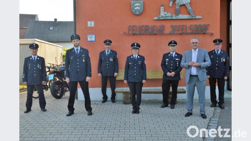 Die Aktiven der Feuerwehr Iffelsdorf wählten Josefine Duscher zur Kommandantin. Das Bild zeigt (von links) Hans Herdegen, Andreas Kubik, Michael Kiener, Josefine Duscher, Kreisbrandmeister Günther Ponnath, Bürgermeister Richard Tischler und Vorsitzenden Ernst Wurmstein. Bild: slh