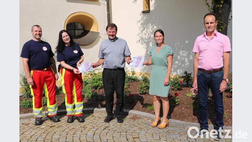 Die katholische Kirchenstiftung übergibt Spenden: (von links) Oliver und Anja Iwanek von den First Respondern, Pfarrer Hans Zeltsperger, Kindergartenleiterin Sonja Winter und Bürgermeister Hans-Jürgen Strehl. Bild: gru