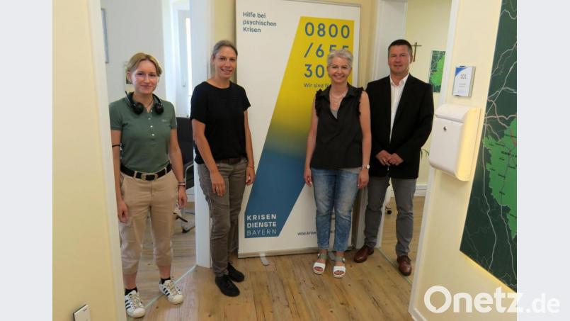 Alina Mende, Stefanie Voll, Katjenka Wild und Jens Scheffel (von links) gehören zum Team der Leitstelle "Krisendienst Oberpfalz", die sich in der Friedrich-Ebert-Straße in Schwandorf befindet. Bild: Rudolf Hirsch