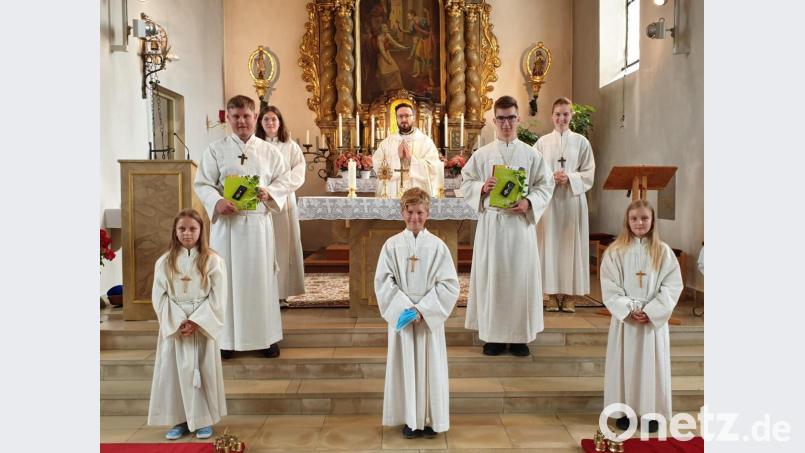 Bei einem Gottesdienst ehrt die Pfarrei Ursensollen langjährige Ministranten. Bild: Manuela Popp/exb