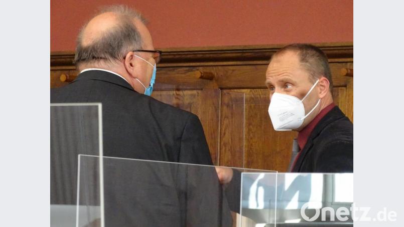 Sachverständige hinter Corona-Trennscheiben: Der Erlanger Rechtsmediziner Stefan Seidl (links) und der beim Landeskriminalamt München arbeitende Biomechaniker Nivi Adamec bestimmten mit ihren Gutachten den Ablauf des dritten Prozesstages. Dabei stellte sich heraus: Karlheinz R. aus Schwandorf war am Tatort in Büchelkühn. Bild: Houschka