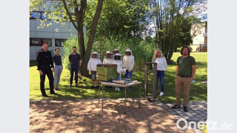Bei der Übergabe der Bienenstockwaage an die Imker-AG der Mittelschule Waldsassen (von links) Tilo Scharnagl von der Volksbank Raiffeisenbank Nordoberpfalz eG Geschäftsstelle Waldsassen, Sarah und Christian Wolf von der Firma Wolf-Waagen, Schülerinnen und Schüler der Imker-AG, Schulleiterin Claudia Strobel-Dietrich und Matthias Burger, Leiter der Imker-AG. Bild: Maria Wurm/exb