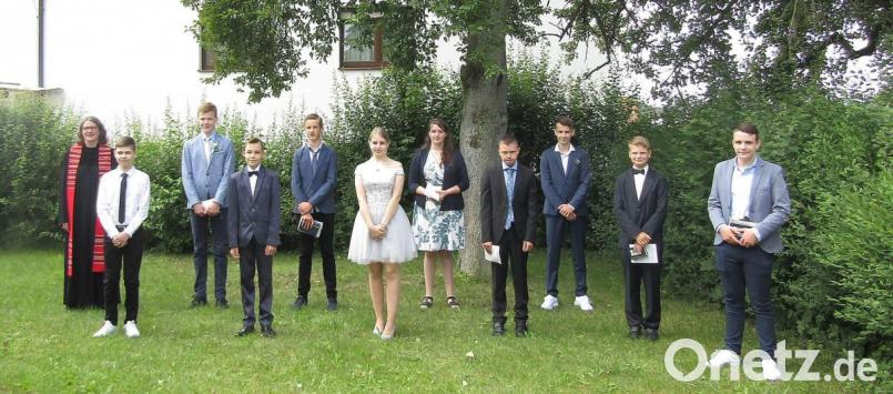 Zehn junge Leute feierten am Sonntag Konfirmation mit Pfarrerin Helga von Niedner in Auerbach. Bild: sck