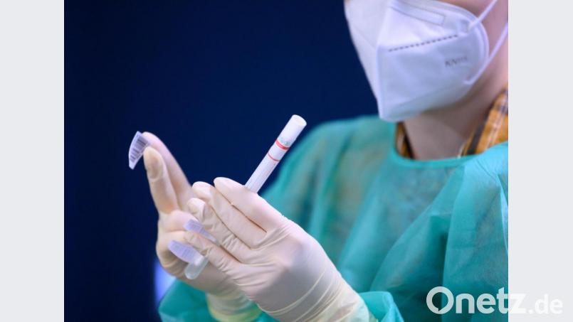 Zwei neue Corona-Fälle meldet das Robert-Koch-Institut am Montag im Landkreis Amberg-Sulzbach. Symbolbild: Robert Michael/dpa