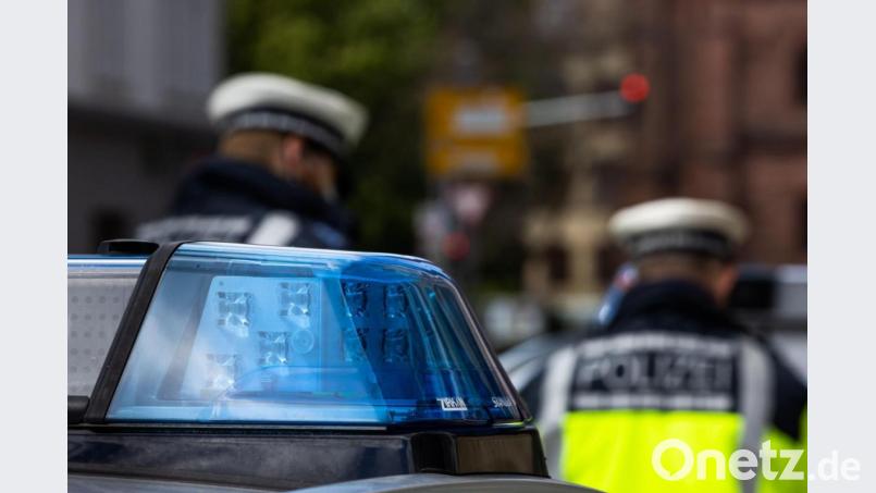 Zwei Polizeibeamte stehen zwischen Einsatzfahrzeugen. Symbolbild: Philipp von Ditfurth/dpa