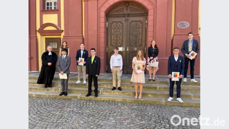 Neun junge Leute, die eigentlich schon 2020 ihre Konfirmation feiern wollten, haben dies jetzt nachgeholt. Bild: Joachim von Kölichen/exb