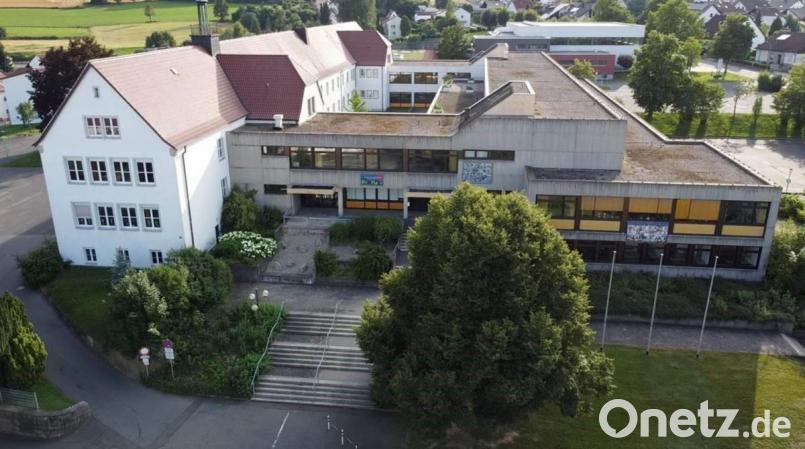 Die Grund- und Mittelschule Windischeschenbach wird wohl abgerissen. So zumindest lautet das knappe Ergebnis des Bürgerentscheids. Bild: beg