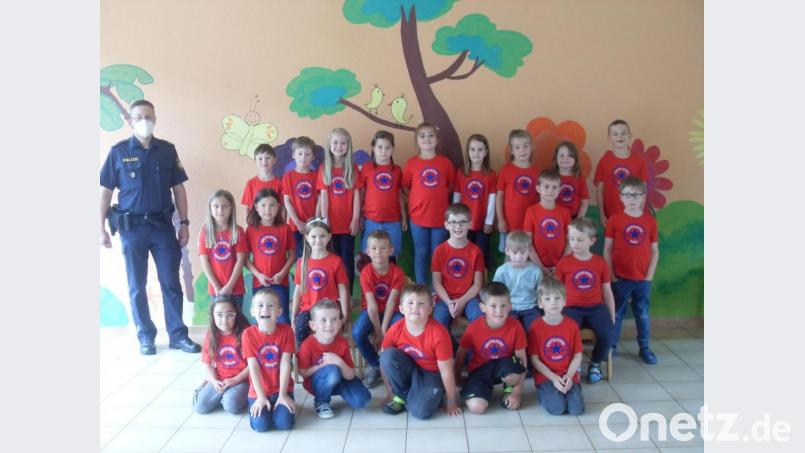 25 Vorschulkinder des Kinderhauses Pusteblume genossen den Tag mit Carsten Landgraf (links) von der Polizeiinspektion Kemnath, der ihnen den Alltag eines Polizisten erklärte. Bild: rpp