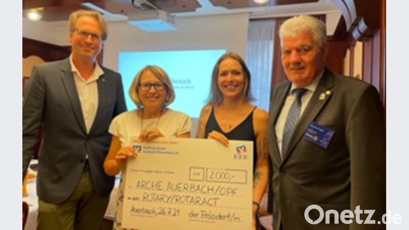Symbolische Scheckübergabe mit (von links) Rotary-Clubpräsident Marko Reiter, Marianne Mimler-Hofmann, der Präsidentin des Rotaract-Clubs Auerbach, Jennifer Rheinbay, und dem Governor des Rotary-Bezirks 1880, Reinhard Höpfl. Bild: lei