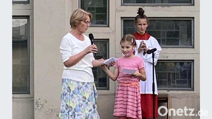 Martha Hauer trug mit ihrer Enkelin Heidi Biegerl einen Impulstext „Die kleine und die große Hand“ vor, in dem beide Hände bitten, immer füreinander da zu sein. Bild: Hans Biegerl /exb