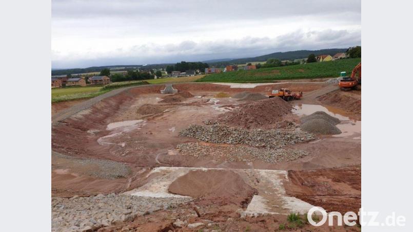 Das Hochwasserrückhaltebecken Akazienweg: Noch sieht es eher aus wie eine klaffende Wunde in der Erde und ein Monsterbauwerk. Mit einem landschaftspflegerischen Begleitplan soll sich das ändern. Bild: lf