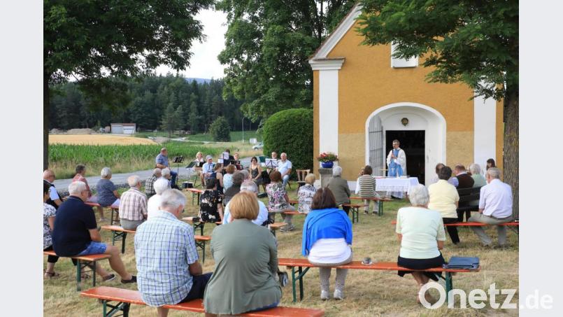 Vor der St.-Anna-Kapelle feierten die Gläubigen zum Patrozinium Gottesdienst. Bild: njn