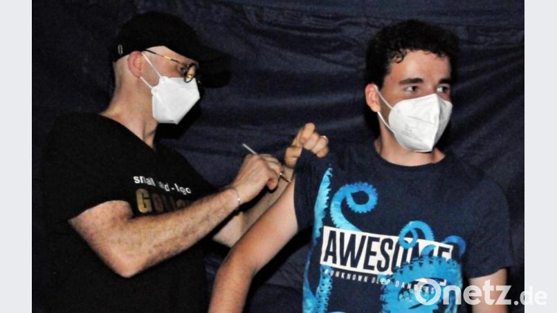 Insgesamt 13 Mal verabreichte Dr. Ralf Cronenberg (links) in den Spielpausen der Band eine Impfdosis. Bild: Ernst Reiß/hfz