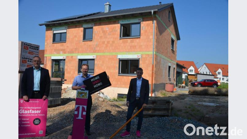 Baubegleiter Jens Kolodzig, Bürgermeister Christian Porsch und Regionalmanager Harald Albert (von links) gaben das Startsignal für den Glasfaseranschluss im Baugebiet Kirchsteig Bild: ak