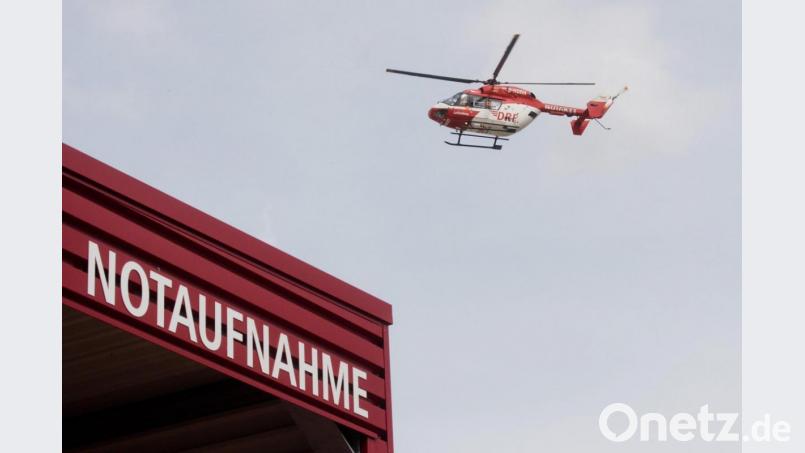 Ein Rettungshubschrauber muss den verletzten Buben in die Klinik bringen. Symbolbild: Julian Stratenschulte
