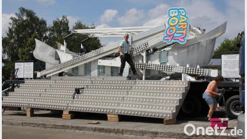 Zu Beginn der Wochen haben die Aufbauarbeiten für die Fahrgeschäfte begonnen, die beim ersten &quot;Sommervergnügen&quot; in Oberviechtach besonderer Anziehungspunkt sein sollen. Hier wird die Riesenschiffschaukel &quot;Party-Boot&quot; aufgestellt. Bild: frd