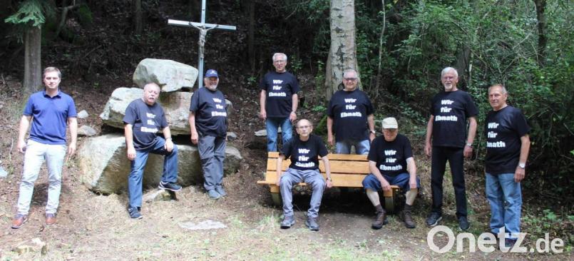 Bürgermeister Wolfgang Söllner (links) bedankte sich bei den Mitgliedern der Gruppe „Wir für Ebnath“ für die zahlreichen ehrenamtlichen Arbeiten im Gemeindebereich Ebnath Bild: soj