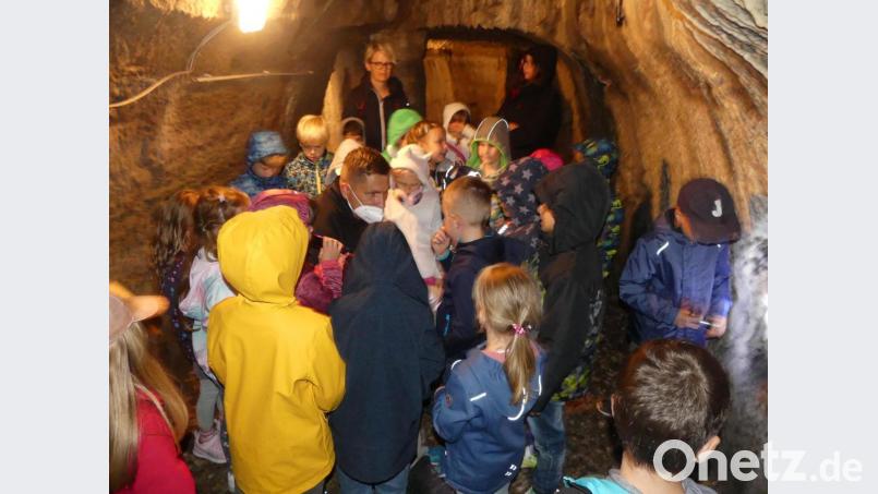 Im Felsenkeller herrschte Gespensterstimmung, als Bürgermeister Marcus Gradl den Vorschulkindern der Kindertagesstätte eine spannende Geschichte vorlas. Bild: rn