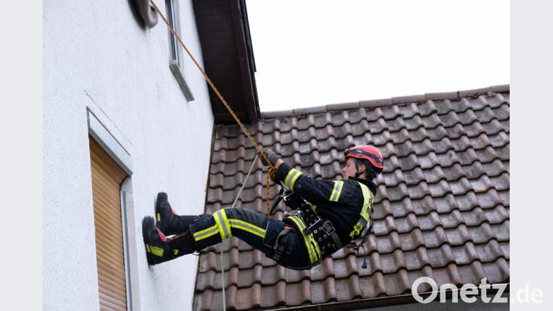 Sicher an der Hauswand entlang: Auch solche Übungen hatten die Teilnehmer beim Kurs &quot;Absturzsicherung&quot; zu absolvieren. Bild: Georg Schmid/exb