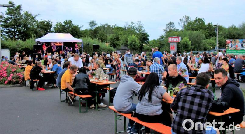 Open-Air-Stimmung herrschte bei dem Konzert von "Goodlands" auf dem Rewe-Parkplatz. Bild: stg