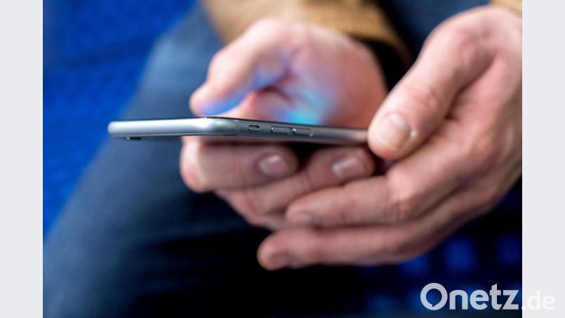 Smartphone-Nutzer sollen bald eine Orts-App für die Gemeinde Illschwang laden können. Symbolbild: Hauke-Christian Dittrich/dpa
