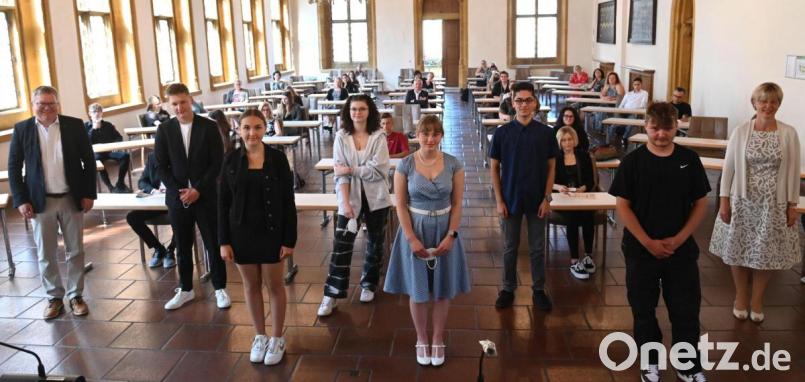 Die Jahrgangsbesten der Amberger Schulen, zusammen mit (von links) Oberbürgermeister Michael Cerny, Philip Bogner, Veronika Wegele, Hannah Krückeberg, Darja Lorenz, Moritz Bäumler, Luis Kowalczyk und Schulamtsdirektorin Beatrix Hilburger. Bild: gf