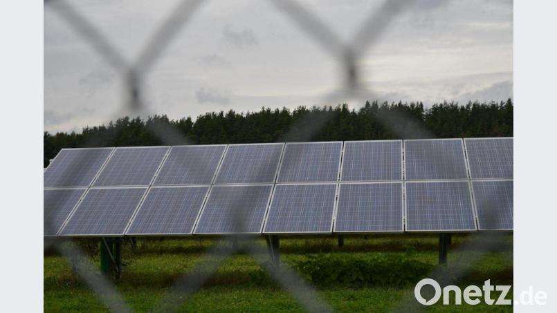 Photovoltaik-Freiflächenanlagen sind derzeit ein heiß diskutiertes Thema. Symbolbild: Petra Hartl