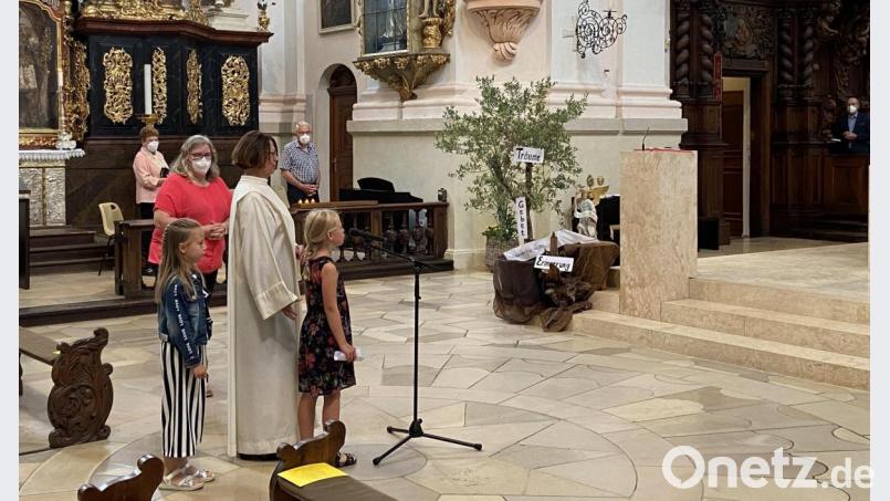 Beim Gottesdienst zum Welttag für Großeltern und ältere Menschen trugen Großeltern und Enkel gemeinsam die Kyrierufe und Fürbitten vor. Bild: Markus Scharnagl/exb