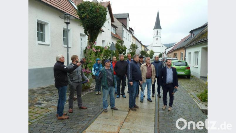 Der Stadtrat unternahm im Sommer 2020 einen Rundgang durch Schönsee. Mit dabei waren Sebastian Bezold von der Regierung der Oberpfalz (rechts) und Korbinian Kroiß (Büro Nonconform, Zweiter von links). Archivbild: Portner