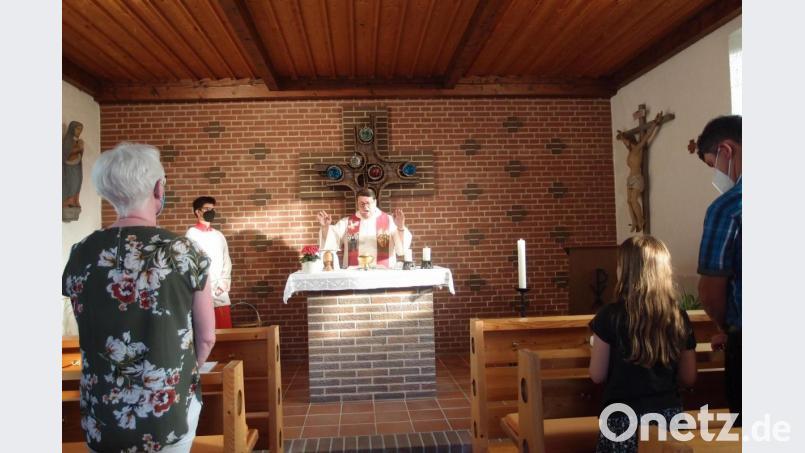 Pfarrer Udo Klösel feierte mit den Bewohnern der Ortschaft Gaisheim und auch anderen Besuchern den Gottesdienst zum Patrozinium der St. Jakobus Kapelle. Bild: gi