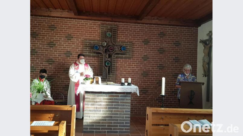 Pfarrer Udo Klösel feierte mit den Einwohnern der Ortschaft Gaisheim und auch anderen Besuchern den Gottesdienst zum Patrozinium ihrer Kapelle. Die Lesung trug Waltraud Schmid vor. Bild: gi