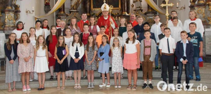 Im ersten Festgottesdienst am Samstag segnete Weihbischof Josef Graf (hinten, Mitte) die Firmlinge aus der fünften Klasse. Als Konzelebranten waren Stadtpfarrer Alfons Kaufmann und Kaplan Florian Fronhöfer dabei. Bild: frd