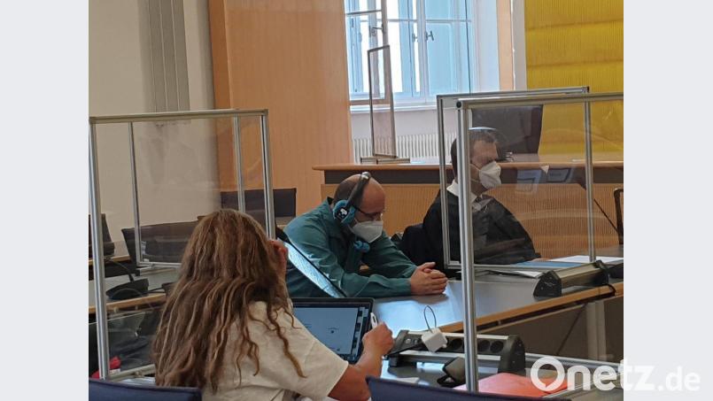 Über Kopfhörer hört der Angeklagte bei der Verhandlung vor dem Landgericht Regensburg die Simultanübersetzung eines Dolmetschers. Bild: gib