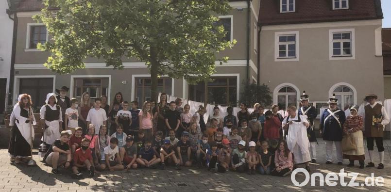 Die Grundschule lauschen den Akteuren der Stadtführung. Bild: krb
