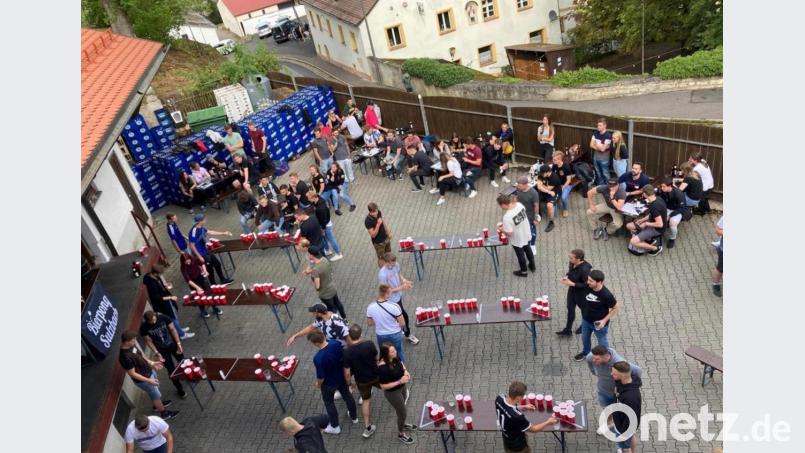 Der Ball muss in den Becher - wer zielt präziser? Dieses Bild zeigt den Fuchsbeck-Hof beim 1. Bierpong-Turnier 2020. Am Samstag werden für das 2. Turnier 250 Gäste aus ganz Bayern und darüber hinaus erwartet. Bild: David Martynec/exb
