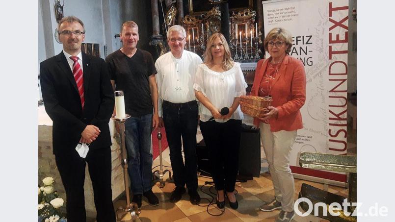 Heidi Reil (Zweite von rechts) bestritt den musikalischen Teil des Abends, den Wolfgang Göldner (Zweiter von links) für „Musik und Text“ organisiert hatte. Johanna Schirdewahn (rechts) konnte für &quot;Asante e.V.&quot; 1280 Euro für die Arbeit in Tiwi in Kenia entgegennehmen. Bild: ld