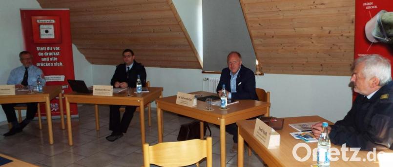 Bürgermeister Marcus Eichenmüller, Michael Werner, Kreisbrandmeister Fredy Weiß und stellvertretender Kommandant Karl Hottner bei einer (Test-) Lagebesprechung im Kristenstab. Bild: e
