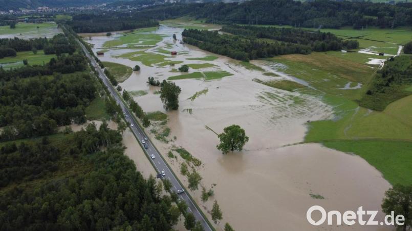Die Wiesen links und rechts einer Straße vor dem bayerischen Rettenberg sind am Montag überschwemmt. Bild: Davor Knappmeyer